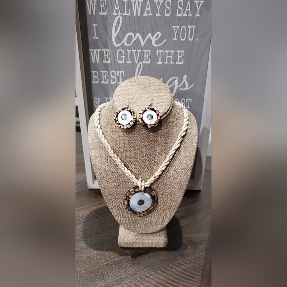 NECKLACE AND EARING SET - Picture 1 of 4